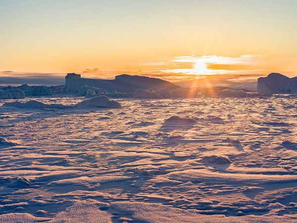 Zwick, Martin 아티스트의 Icebergs frozen into the sea ice of the Uummannaq fjord system during winter-Greenland-Danish Terri작품입니다.
